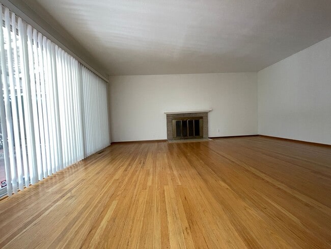 Building Photo - SANTA CLARA - 4 bedroom home with hardwood floors