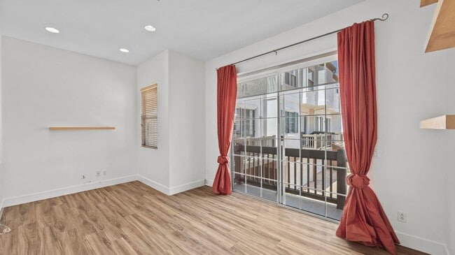 Building Photo - Tri-Level Townhome in Tustin