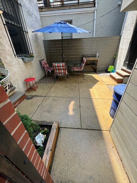 Shared Courtyard with 2 other apts - 613 S 16th St