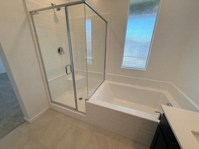 Building Photo - Brand new, never-lived-in Lennar corner end-unit townhome offering exceptional natural light thro...