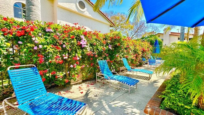 Building Photo - Beautiful, End Unit Condo, in the Very Des...