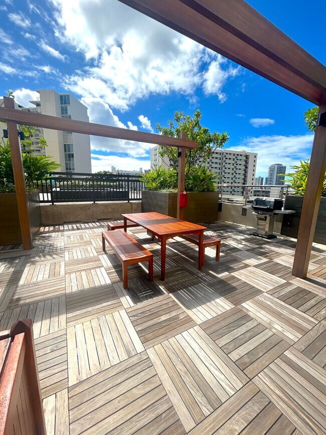 Building Photo - Available Now - High Floor Studio Apartmen...