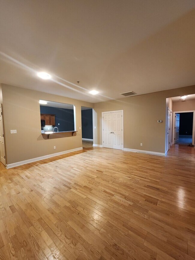 Building Photo - Beautiful Condo-Downtown Hendersonville, NC