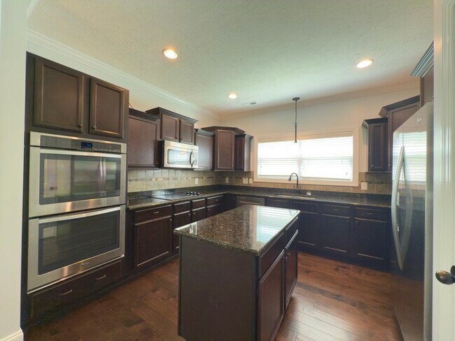 Building Photo - 532 Larkspur Dr