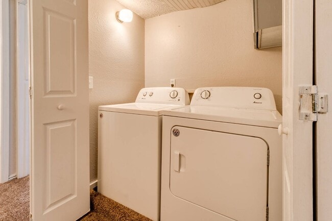 Building Photo - 1201 Lakecrest Dr