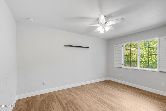 Building Photo - 808 E Cavalier Dr