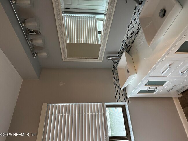 Building Photo - 17 Clinton Ct S