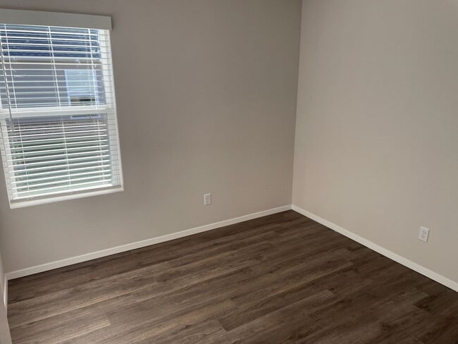 Building Photo - Now Available! Don’t Miss This 3 Bedroom, 2 Bath Home in Somerset