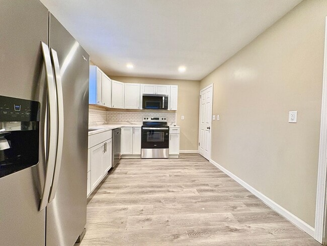 Building Photo - Updated South Bend Gem!