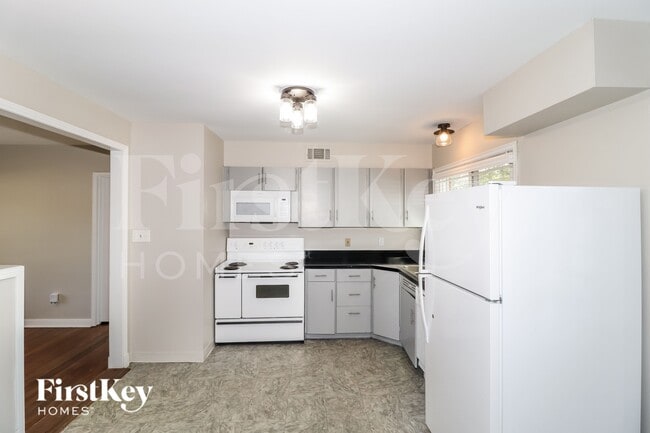 Building Photo - 4205 Charleswood Ave