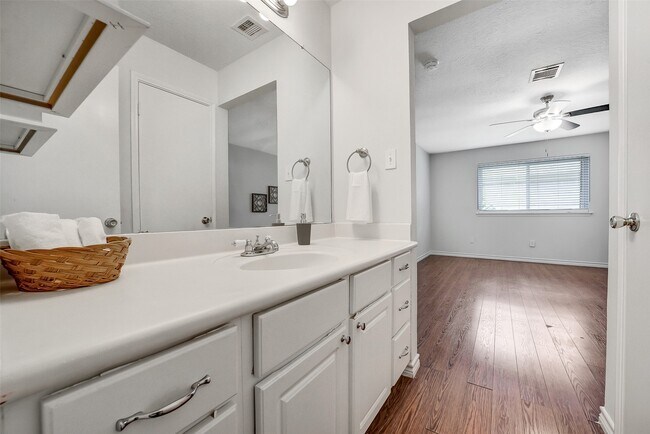 Building Photo - 1123 Comstock Springs Dr