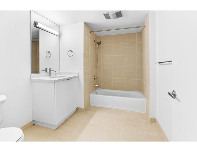 Building Photo - 311 Oak St