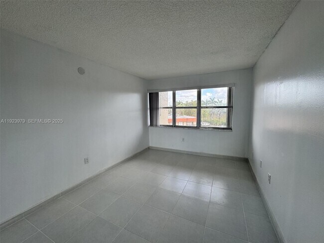 Building Photo - 10651 SW 108th Ave