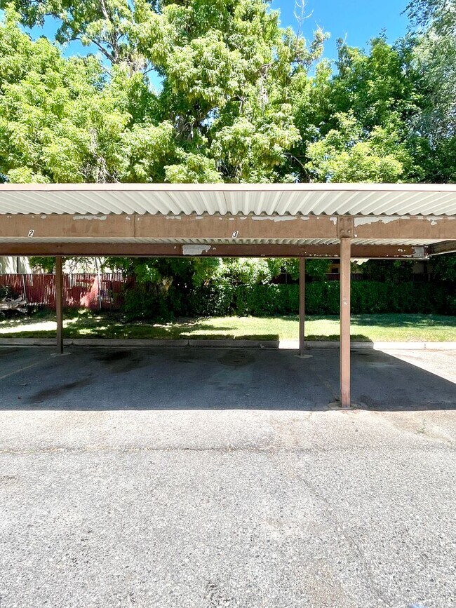 Building Photo - 222 N Pingree Ave
