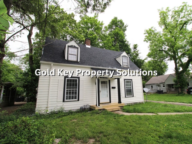 Building Photo - Large 2 BR 1.5 BA House with Covered Porch and Family Room (SECTION 8 APPROVED)