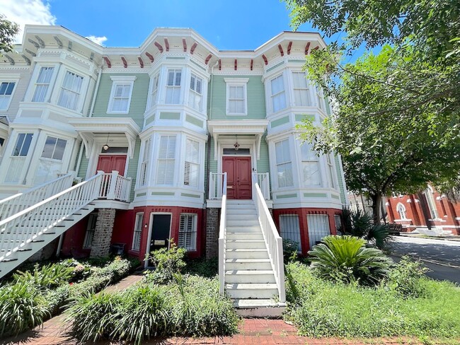 Building Photo - FURNISHED 2 BED | 1 BATH | VICTORIAN DISTRICT