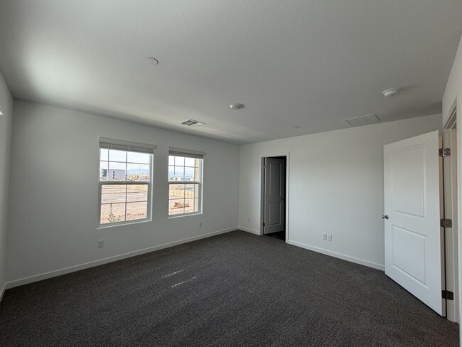 Building Photo - 925 Violet Heron St