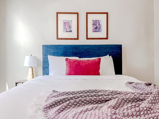 Building Photo - 1400 E Walnut St