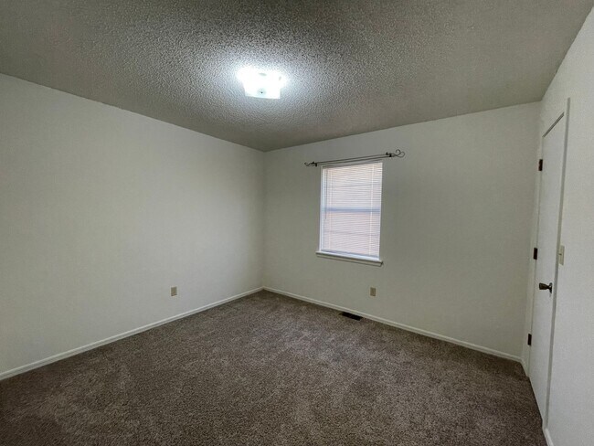 Building Photo - Beautifully Maintained Single-Level Home