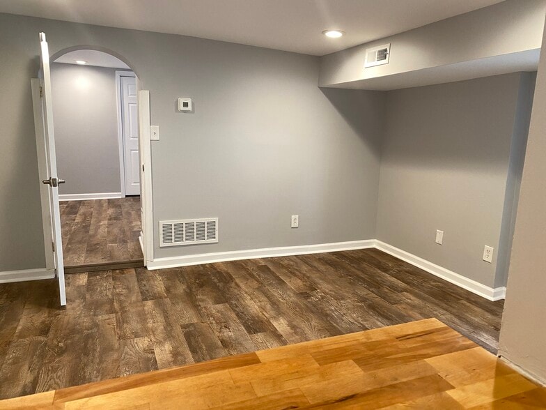 Building Photo - 565 pennington ave