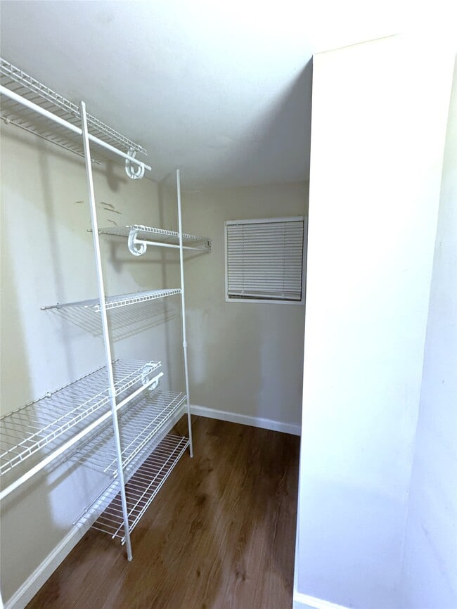 Building Photo - 33 1/2 Oak St