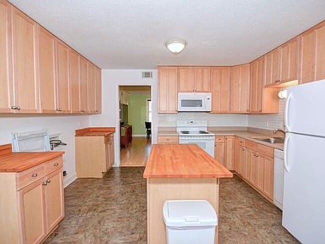 Building Photo - Forest Acres condo