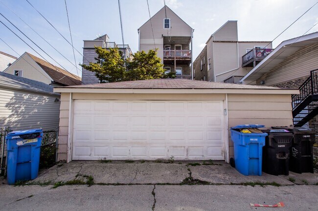 Building Photo - Beautiful 4bed/2bath GARDEN unit in Bucktown! Central Air! In-Unit Laundry!