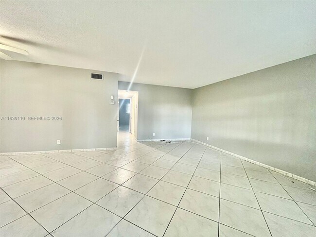 Building Photo - 501 Blue Heron Dr