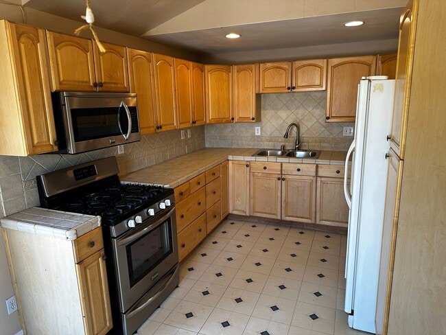 Building Photo - Riverside Home For Rent- 3 bedrooms!