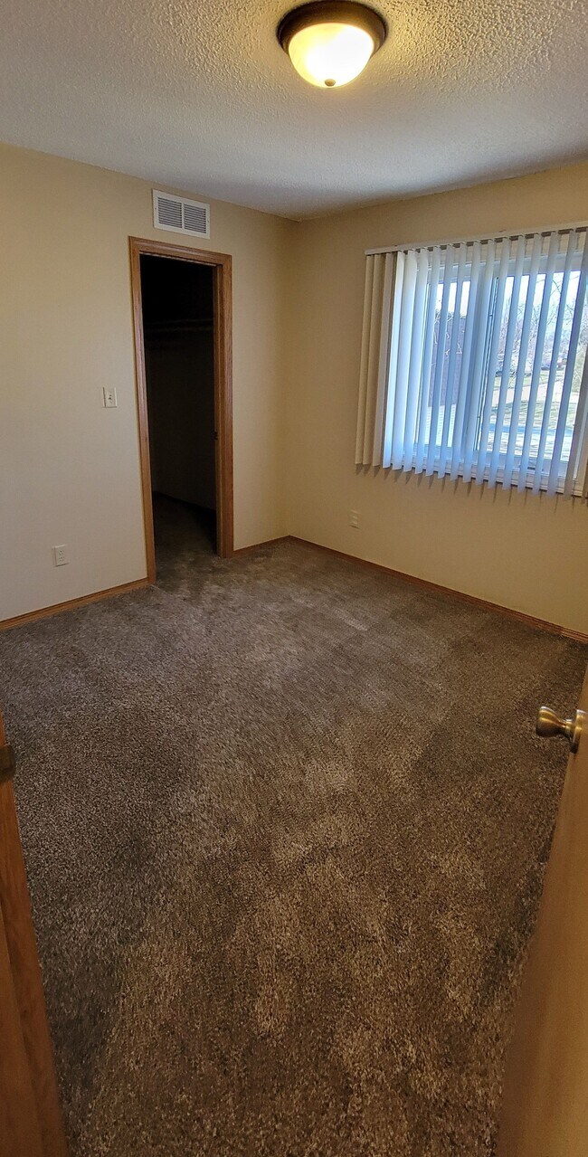Building Photo - 1637 Carriage Hill