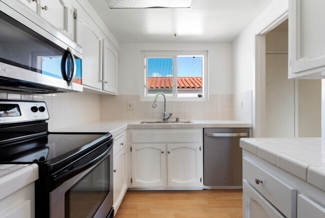 Building Photo - Gorgeous Beach Close Carlsbad Condo!