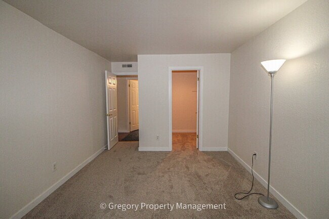 Building Photo - Excellent value in this updated 2 bedroom condo. Easy walk to Juanita beach waterfront park and t...