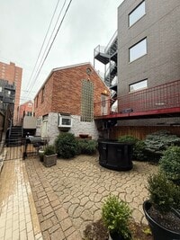 Building Photo - 1423 W Walton St