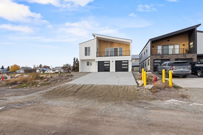 Building Photo - 865 9th St W