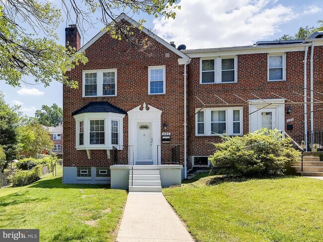 Building Photo - 1127 Granville Rd