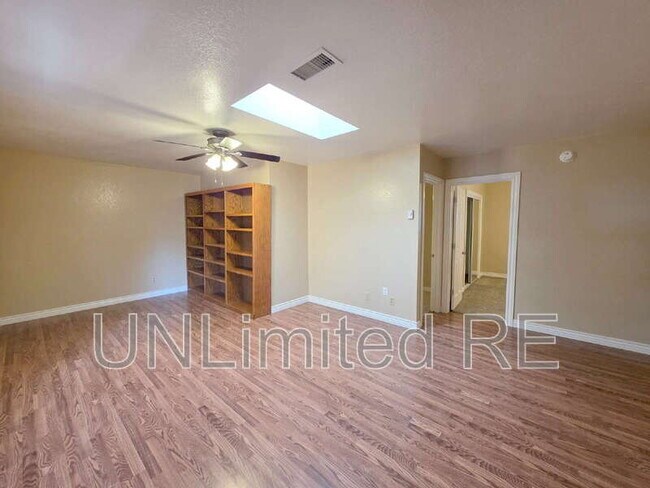 Building Photo - 2589 N Oakmont Dr