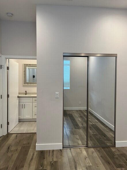 Building Photo - 3955 S Budlong Ave