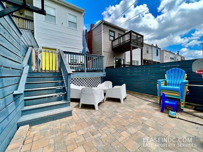 Building Photo - 1016 11th St NE