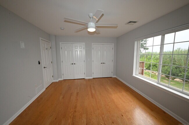 Building Photo - 560 Silver Sands Rd