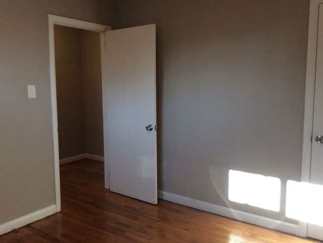 Building Photo - Charming 2Bed/1Bath Triplex in North Raleigh!