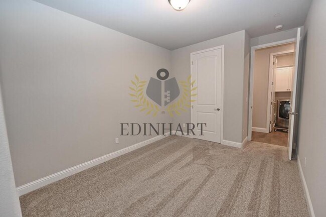 Building Photo - 1439 E Via Albero Dr