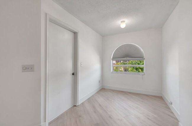 Building Photo - Boca Raton Modern Comfort Meets Florida Ch...