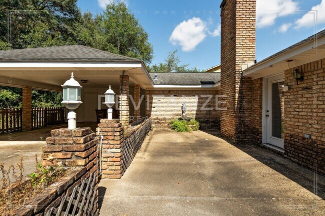 Building Photo - Beautifully Preserved 4 Bd / 3 Ba Vintage ...