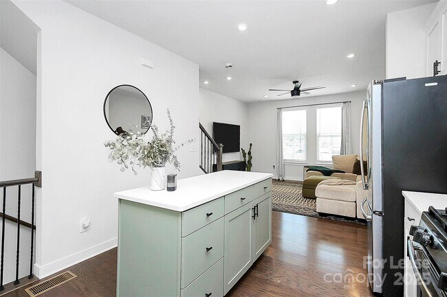 Building Photo - 256 Parkwood Ave