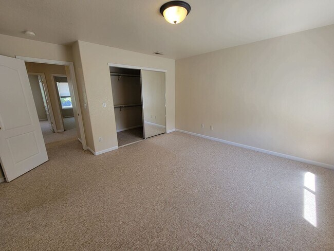 Building Photo - West Longmont 2 story single family home f...