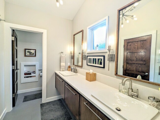 Building Photo - Remodeled Home Next To Zilker Park - 3 BR / 2 BA