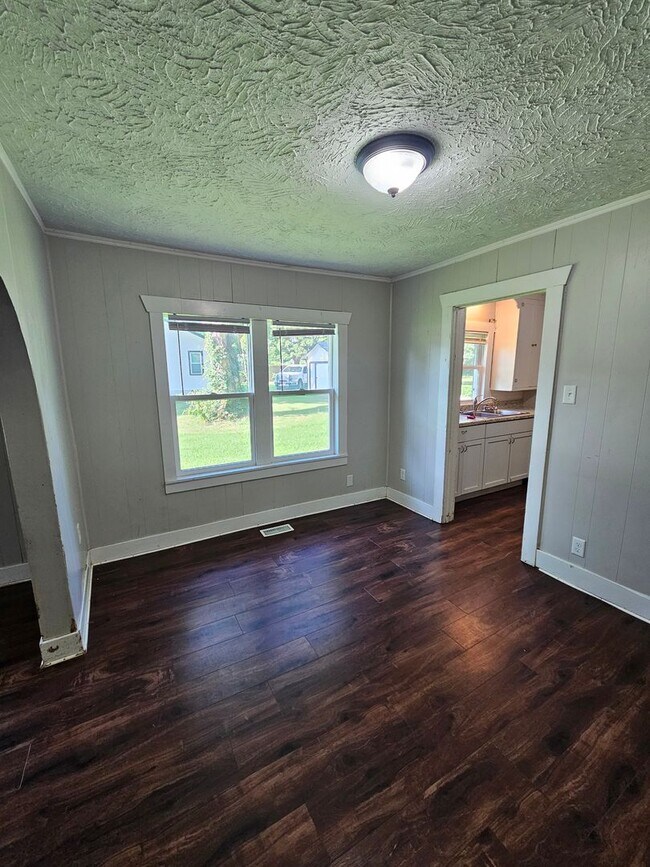 Building Photo - 2 bedroom | 1 Bathroom Home | Pets Welcome!