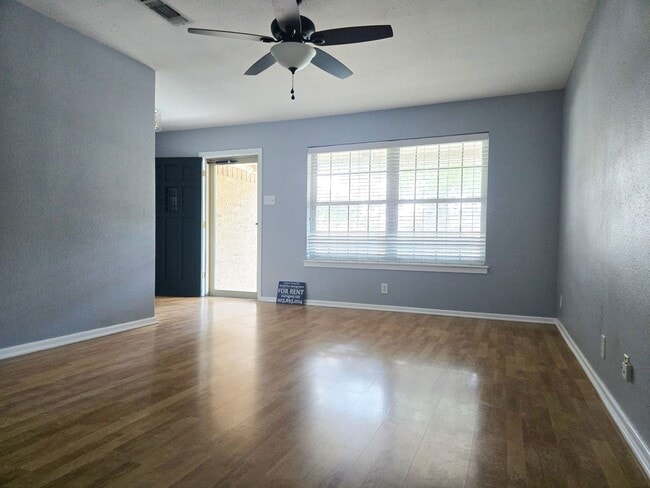 Building Photo - 3/2/2 in Quiet Sherman Neighborhood Near F...
