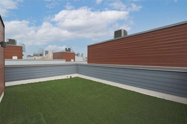 Building Photo - 1515 S Akard St