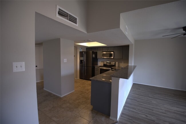 Building Photo - 4444 Victory Dr